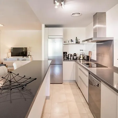 H19 - Stunning 2 Bedroom By Roomservices * Estepona