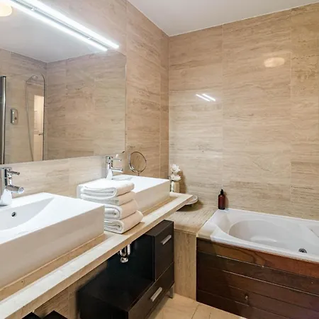 H19 - Stunning 2 Bedroom By Roomservices *