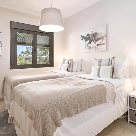 H19 - Stunning 2 Bedroom By Roomservices *